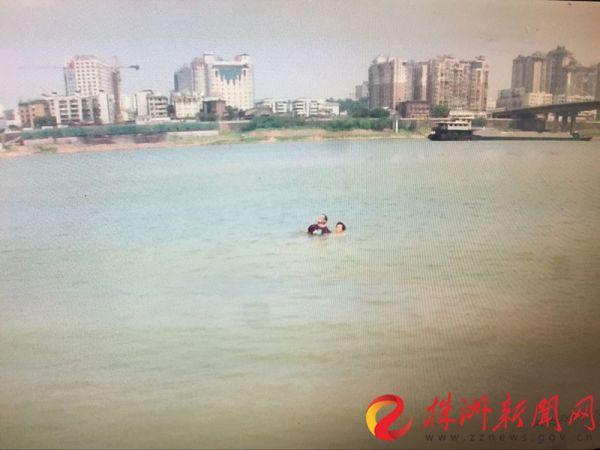 (民警在湘江救起轻生男子)