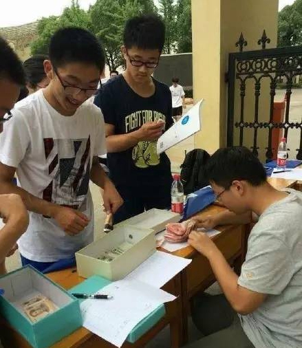 摆地摊的三轮车改装图_城市摆地摊收入(2)