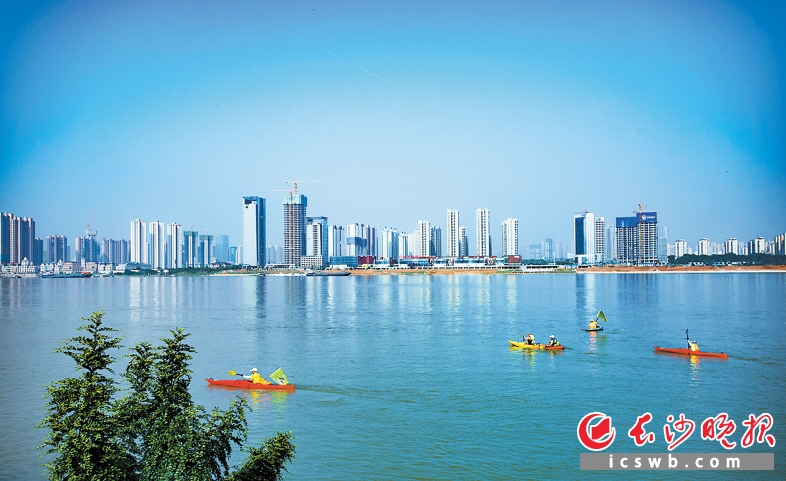 ↑7月23日，参加2016中国长沙国际名校赛艇挑战赛的选手们在蓝天碧水中划舟而过，尽享品质长沙建设带来的生态环境之美。长沙晚报记者 黄启晴 摄