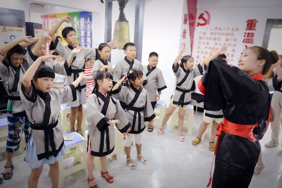 8月2日,中、小学生在国学老师的指导下学习孝道、礼仪等传统国学文化。当天,长沙市雨花区侯家塘街道麻园湾社区,开展以暑假活动玩穿越 国学课堂学礼仪 青少年教育活动。教学内容以国学经典著作《弟子规》、《论语》等为主,国学老师给同学们传授了汉服礼仪的立容、坐容、行礼、迎宾、宴请等。