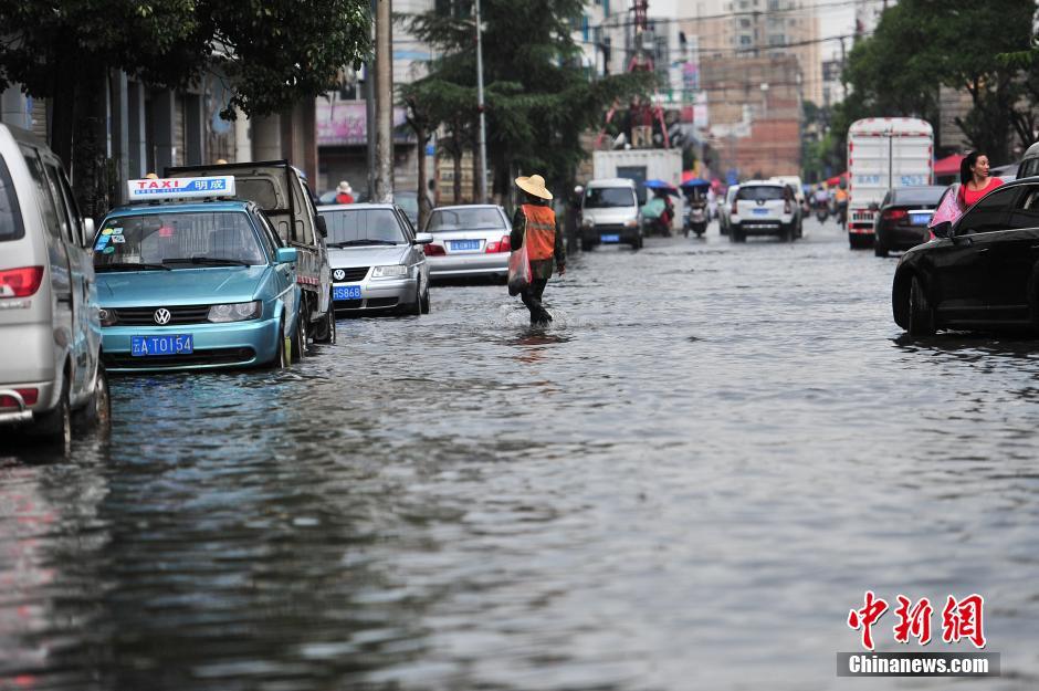 昆明突降暴雨 再启