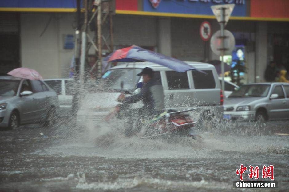 昆明突降暴雨 再启