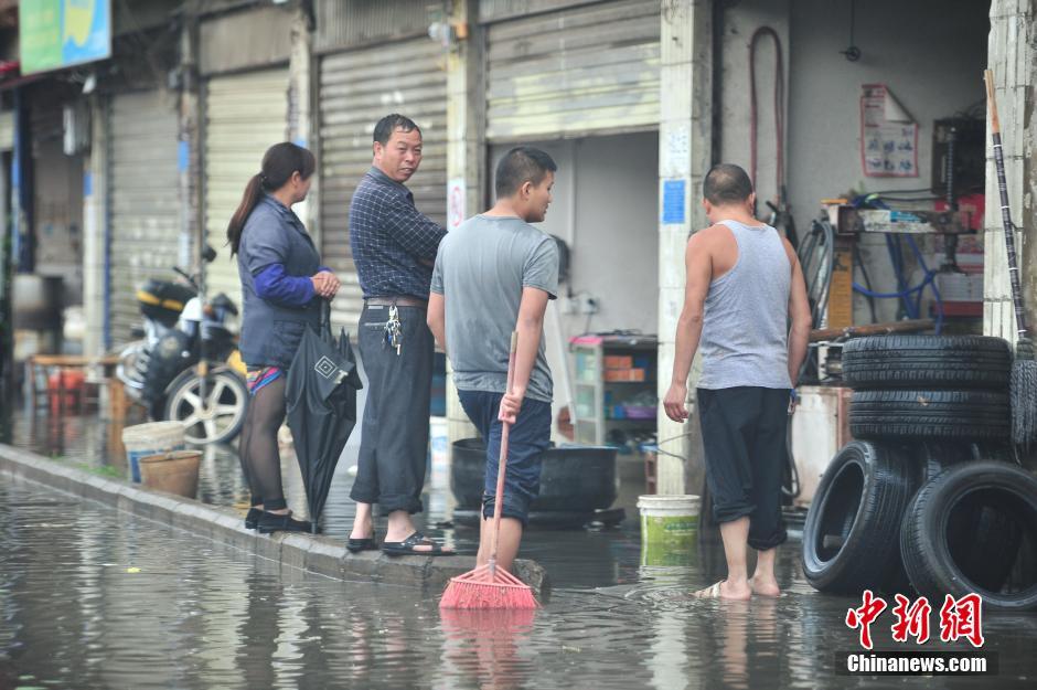 昆明突降暴雨 再启