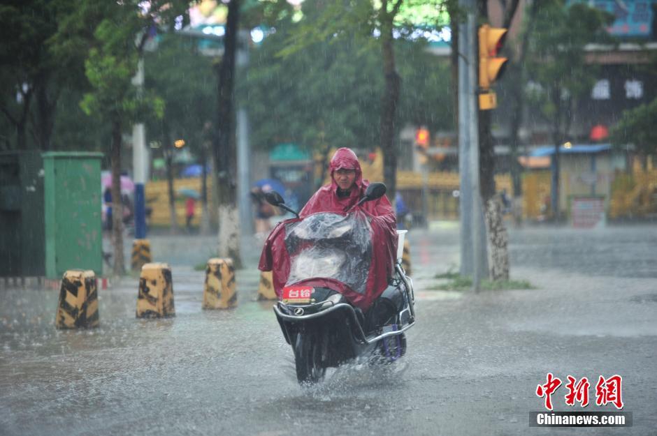 昆明突降暴雨 再启