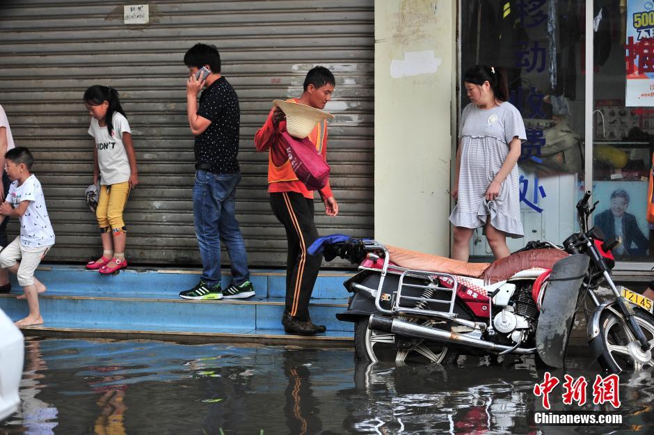 昆明突降暴雨 再启