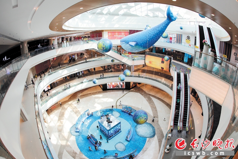 长沙市不断优化现代服务业发展环境，形成发展合力。德思勤城市广场、步步高梅溪新天地等一批城市综合体迅速崛起。长沙晚报记者 陈飞 摄