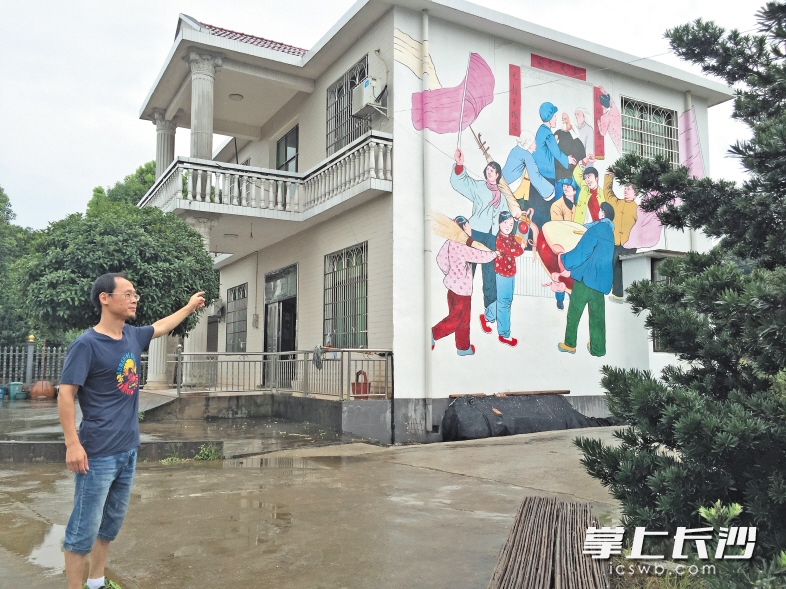 大型墙绘“鸣锣开道”体现了甘棠村铜锣之乡的特色。长沙晚报记者 颜开云 摄