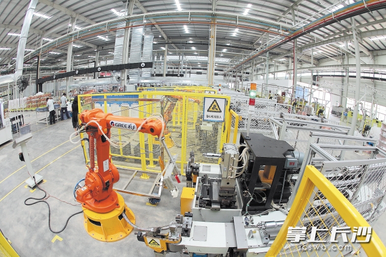 格力空调宁乡生产基地的生产线上，机器人已能独当一面。 长沙晚报记者 陈飞 摄
