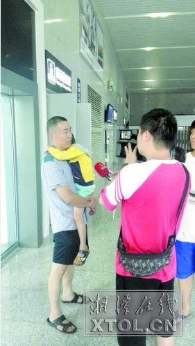  接到孩子后，伯伯张先生一直紧紧抱着他。