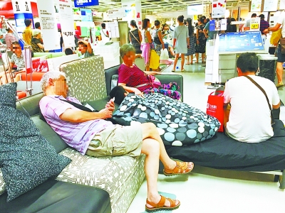 近期武汉天气炎热，不少市民选择去商场“蹭空调”。前天，网友“@只吃罐头的馋猫”发帖并配照片称，宜家家居的部分展厅里，有不少人瘫坐甚至躺在沙发、床上，非常不雅，也不方便其他乘客体验和选购商品。