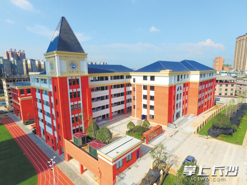 蓝顶红墙，这是有着童话般感觉的小学。开福区金湾小学将于9月开学，这是由长沙金霞经济开发区投资近5000万元建设的高品质、高标准、现代化的小学，能容纳1500名学生。 长沙晚报通讯员 陈芹 摄