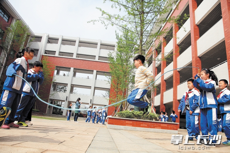 2015年建成的周南秀峰学校，办学规模54个班，提供学位2550个。这是开福区政府斥资8000万元建成的区内第一所公办九年一贯制义务教育学校，由百年名校周南中学直接委托管理。长沙晚报记者 陈飞 摄