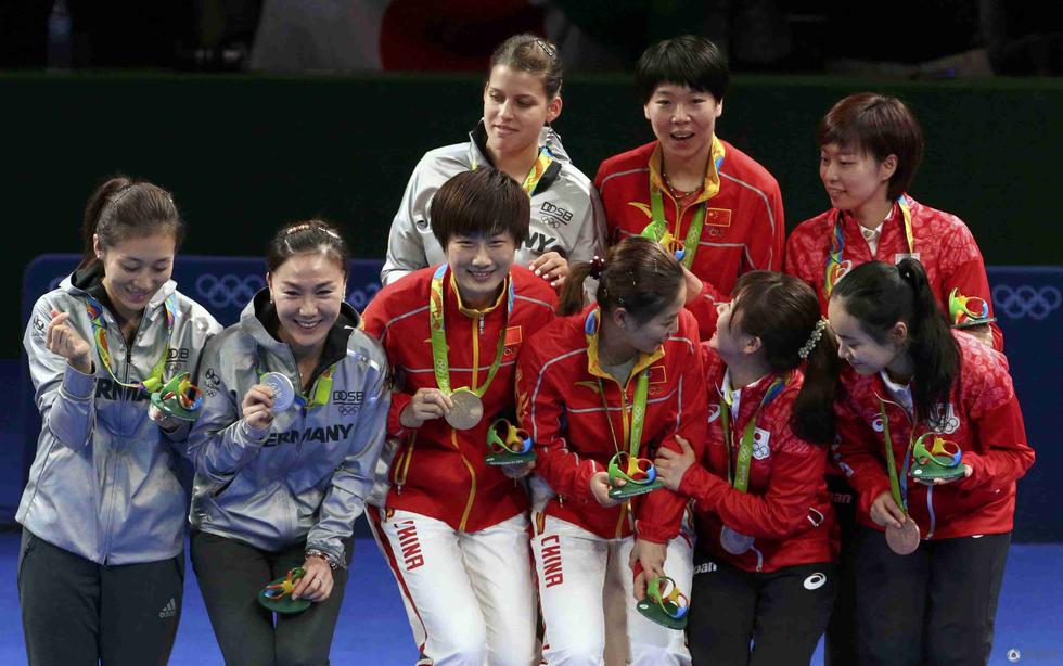 终于笑了!福原爱获铜牌 颁奖台挤刘诗雯显亲昵