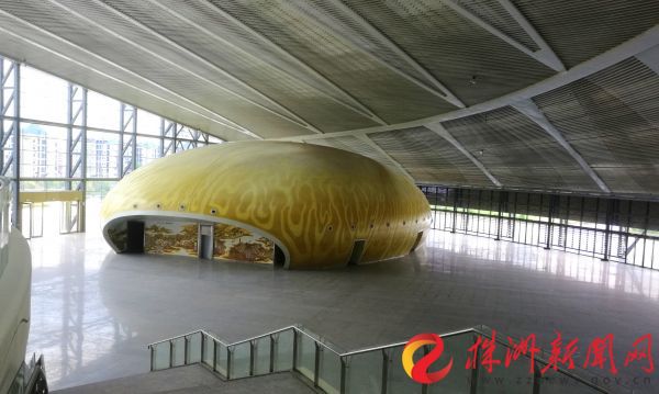 类似于国家大剧院(俗称水煮蛋)造型的400座试验剧场。