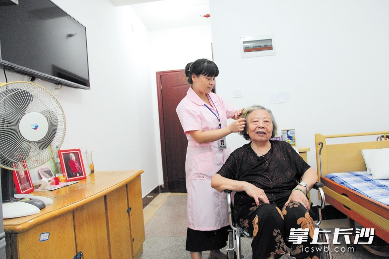 昨日下午，李淑华老人开心入住长沙市第一社会福利院。 长沙晚报记者 陈飞 摄