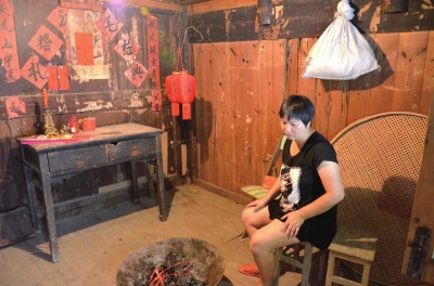 邱巧媚经常一个人坐在屋里发呆。本版图片京华时报记者韩林君摄