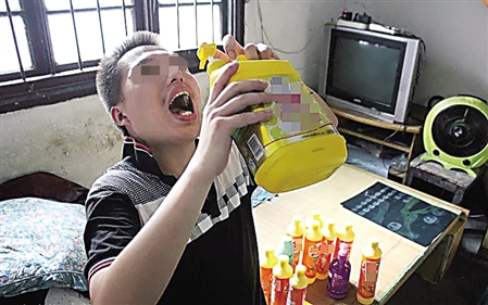 张玥举起一大瓶洗洁精“喝” 网络图