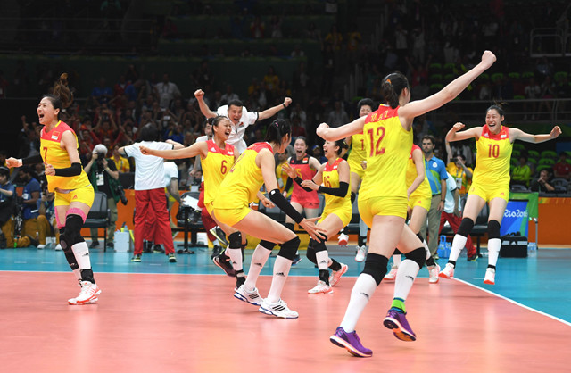 新闻6点丨中国女排时隔12年再获奥运冠军！