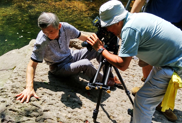 翟辅东教授（左）介绍<a href=http://www. target=_blank class=infotextkey>张家界</a>地貌成因.jpg