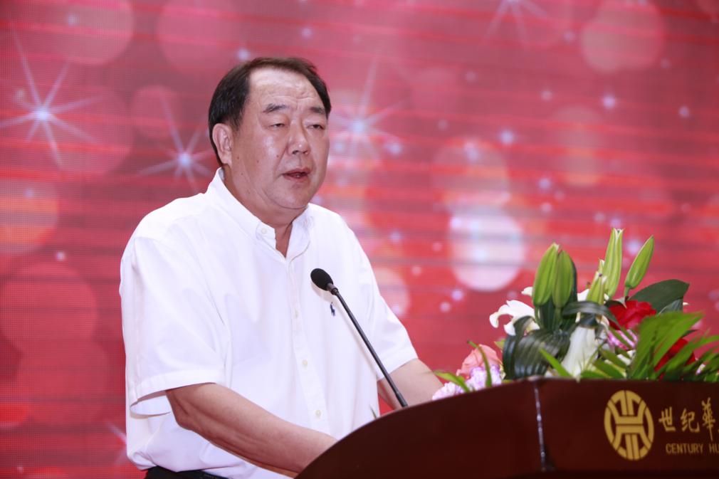 北京郴州商会会长、北京郴企投资有限公司董事长周世忠在年会上致词 北