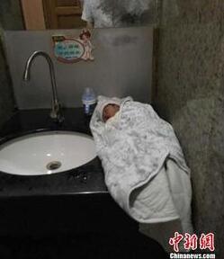 长沙一医院洗手间现弃婴 监控锁定疑似弃婴之父