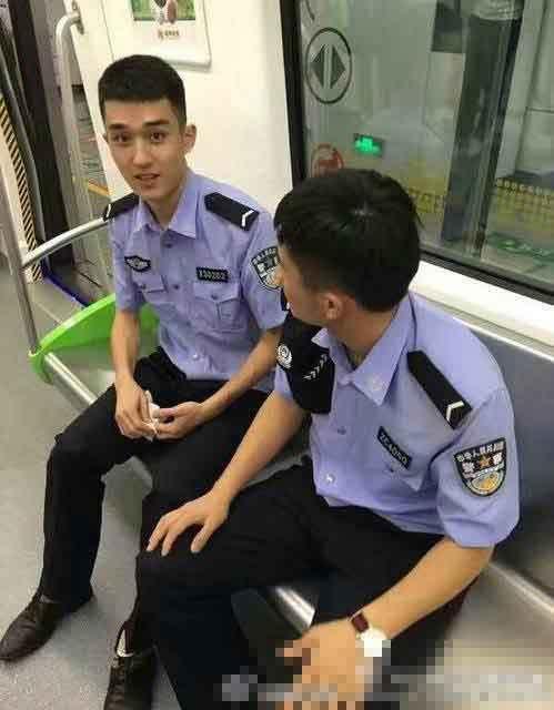杭州警察被赞颜值爆表 网友：帅哥都上交给国家了