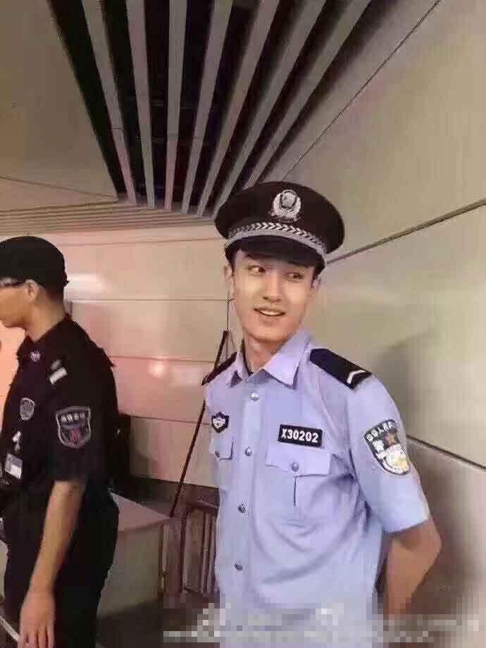 杭州警察被赞颜值爆表 网友：帅哥都上交给国家了