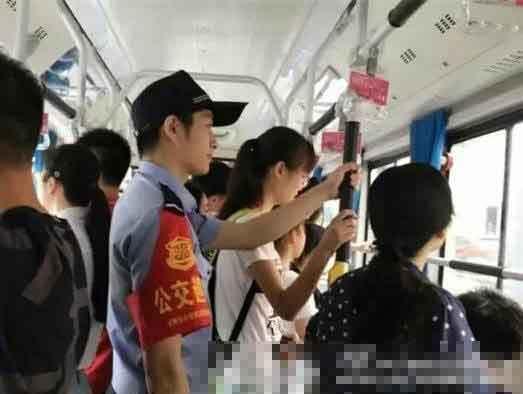 杭州警察被赞颜值爆表 网友：帅哥都上交给国家了