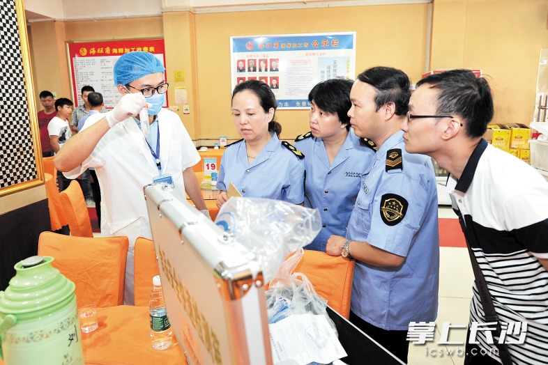 芙蓉区食药监局执法人员来到马王堆海鲜市场抽检海鲜水产品的质量安全。长沙晚报记者 王志伟 摄