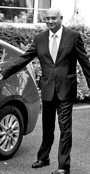 基思·瓦斯丑闻曝光后被要求辞去一切职务。