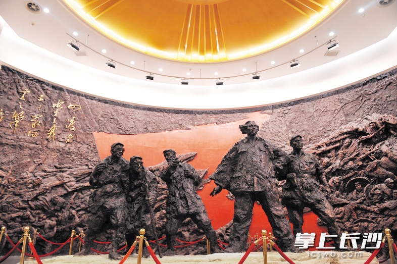 四渡赤水纪念馆的主馆内，再现当年红军渡河场景的雕塑。