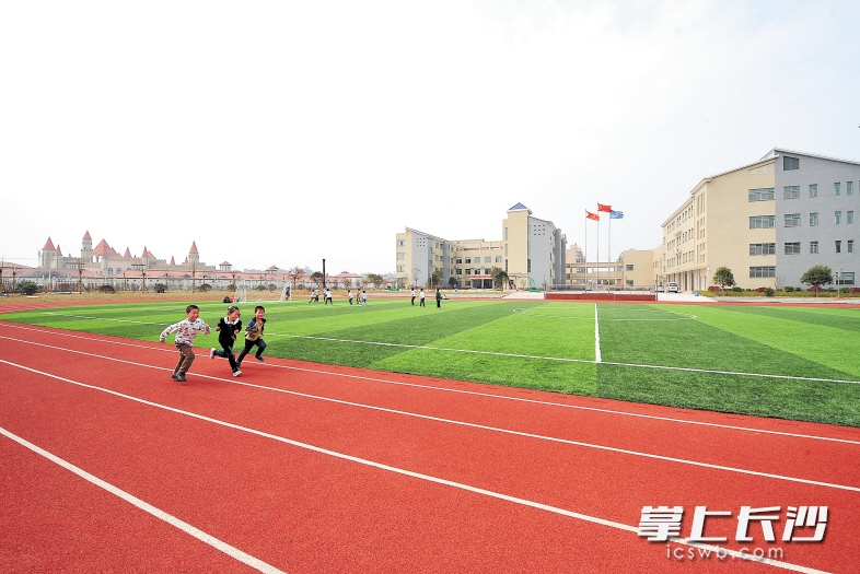 在先锋小学，学生们正在操场上自由地玩耍。本版图片除署名外均为李珊 摄