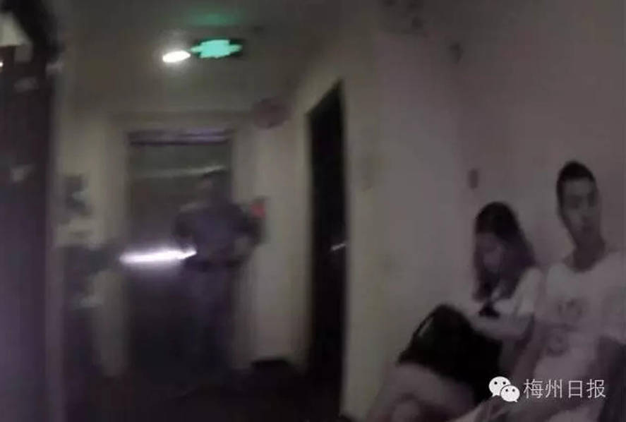 大厦藏20名卖淫女 警察扮客抓嫖
