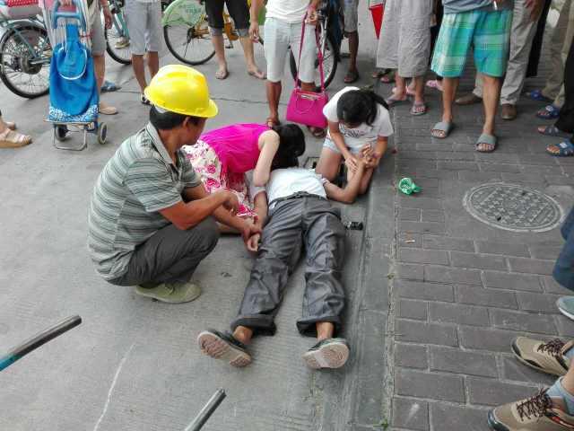 湘籍工人倒地 这位