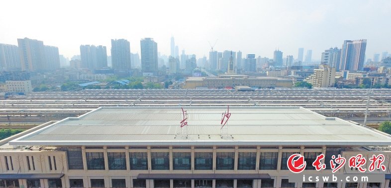 昨日下午，记者来到长株潭城际铁路长沙站看到，站房顶上的铭牌已安装完毕，铭牌上的“长沙”两字与隔路相望的长沙火车站的铭牌一样出自毛泽东的手迹。长沙晚报记者 余劭劼 黄启晴 摄影报道