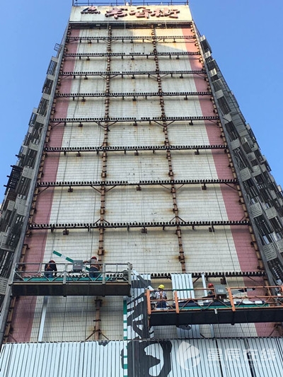 长沙定王台书市大型违规户外广告拆了 预计今