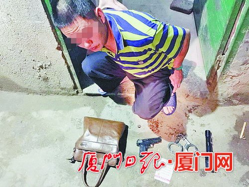 嫌疑人包里装着路边买的玩具枪和手铐。