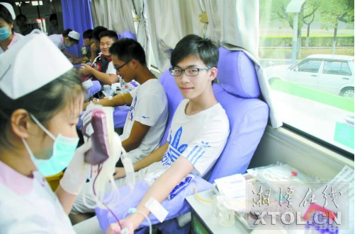 学生积极献血