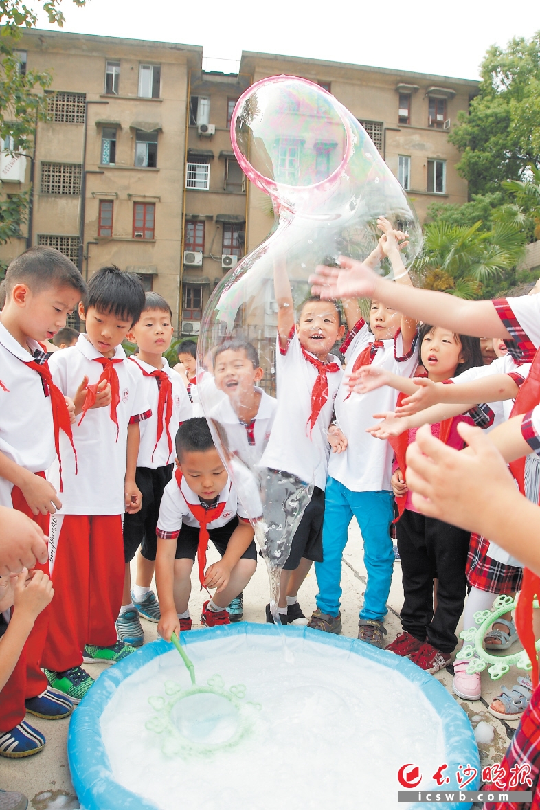 校园科普让孩子们玩出智慧 小模块组装超级大