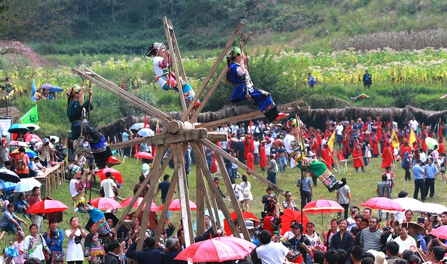 当天,花垣县举办2016年度苗族赶秋节,20000多名苗族同胞及游客集聚在