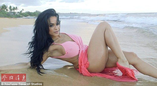 反被撩?女模海滩拍性感照被无情“打脸”