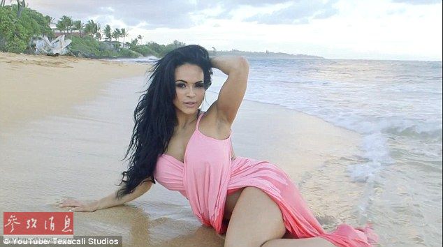 反被撩?女模海滩拍性感照被无情“打脸”