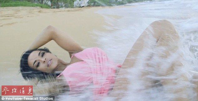 反被撩?女模海滩拍性感照被无情“打脸”