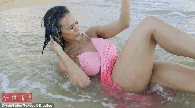 反被撩?女模海滩拍性感照被无情“打脸”