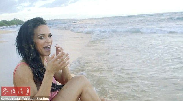 反被撩?女模海滩拍性感照被无情“打脸”