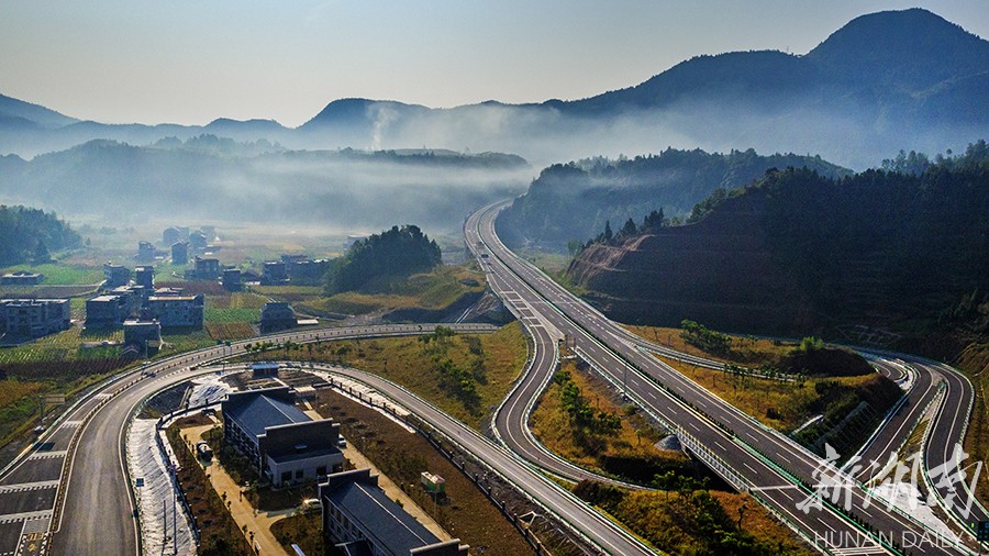 湖南建设难度最大的龙永高速公路今日通车