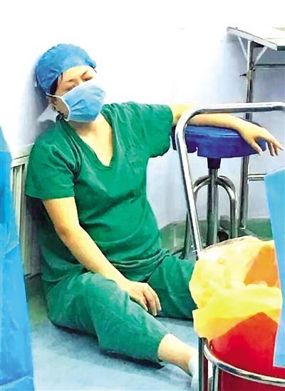 7个月身孕护士跪地托举胎头半小时 术后累瘫地上