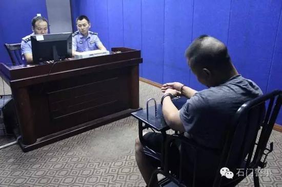 民警审讯犯罪嫌疑人宁某