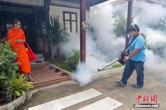 当地时间9月14日，泰国曼谷工作人员喷洒灭蚊剂，防止寨卡病毒传播，泰国2016年约出现200例寨卡病毒感染案例。