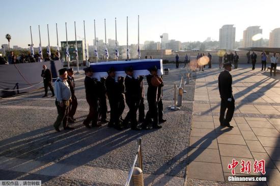 当地时间2016年9月29日，耶路撒冷，护卫队将佩雷斯的灵柩移送至议会广场。